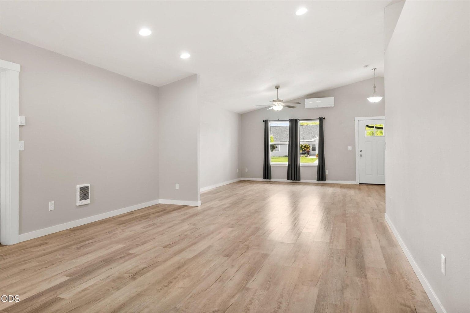 Photo of 1023 NE Crista Court 10 of 31