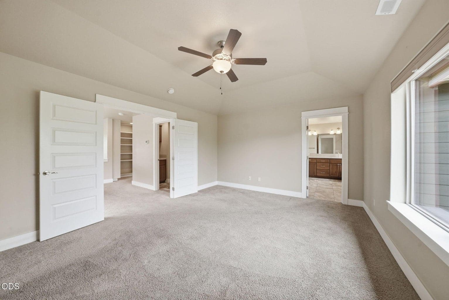 Photo of 3024 NE Flagstone Avenue 11 of 39