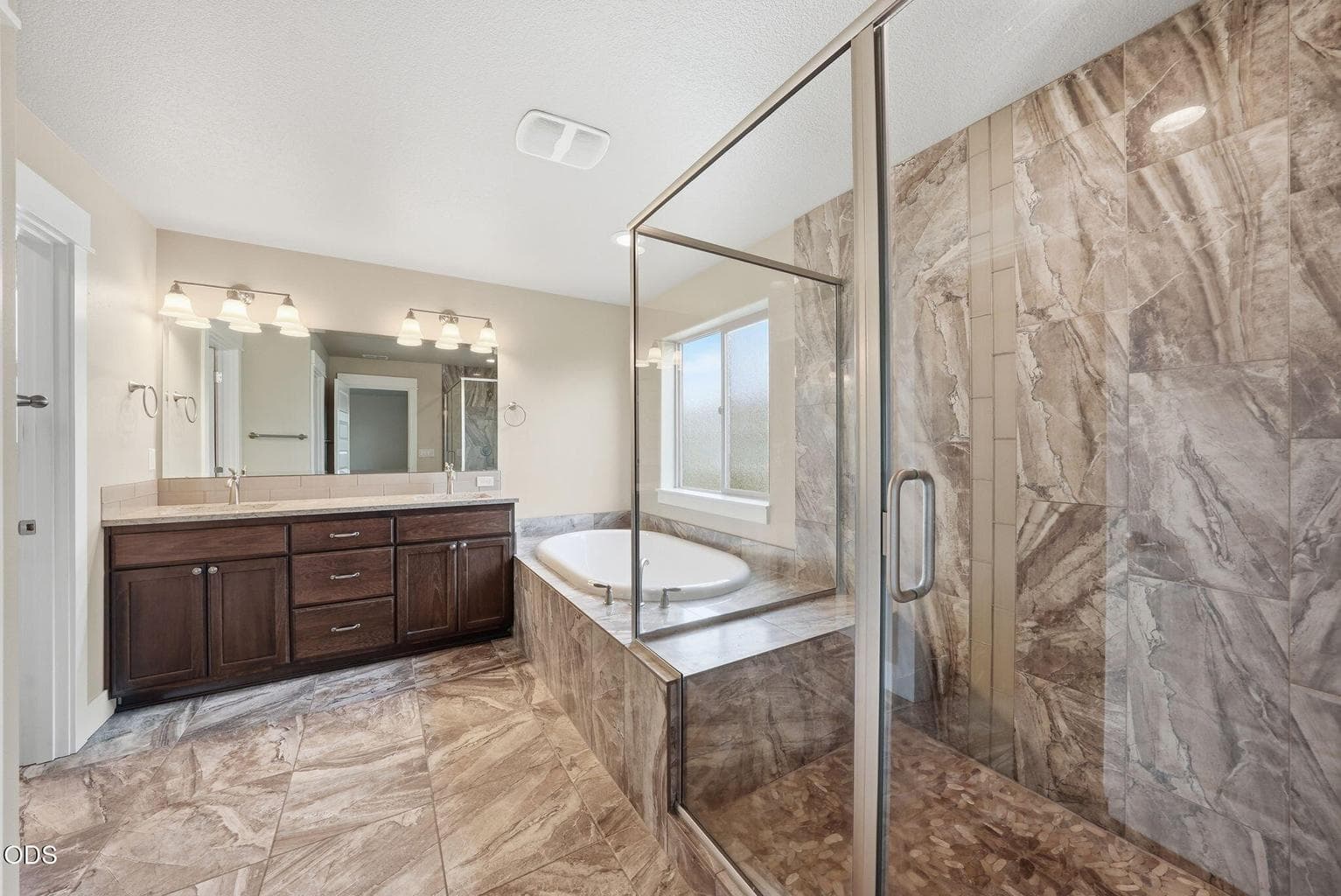Photo of 3024 NE Flagstone Avenue 8 of 39