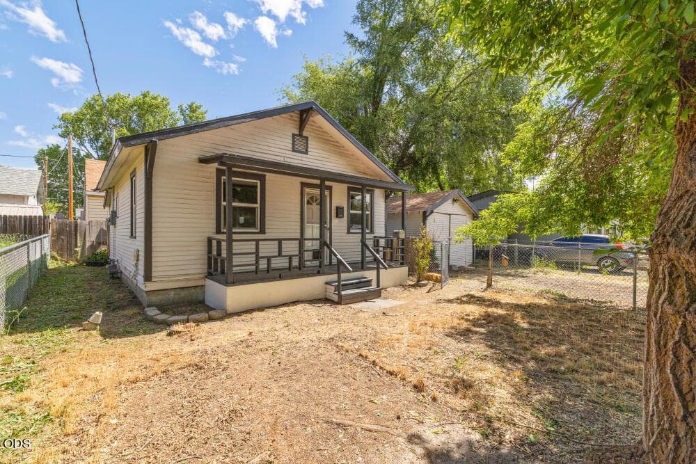 Photo of 427 Martin 2 of 22