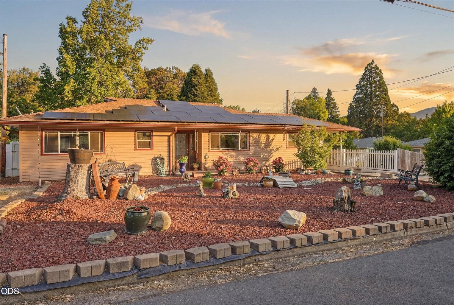 Beautiful Home 3 bedroom, 2 bath, additonal room and another detached living space