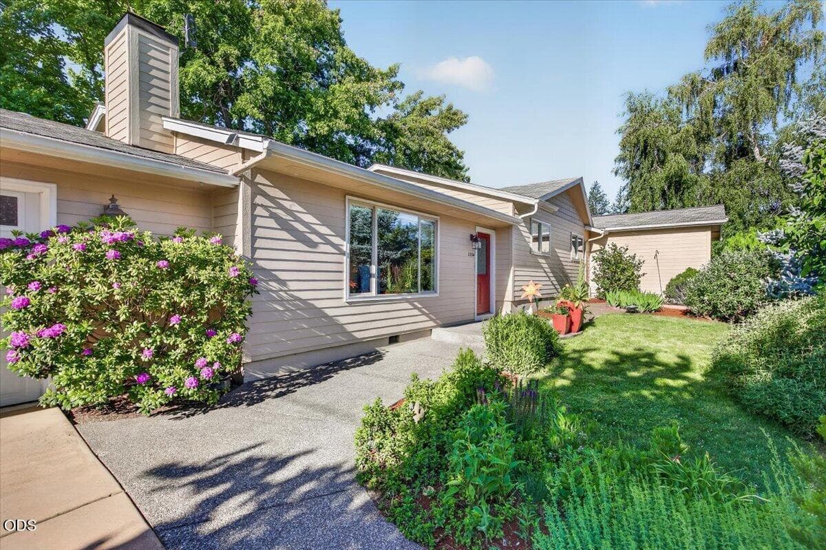 Photo of 2334 Black Oak 3 of 37