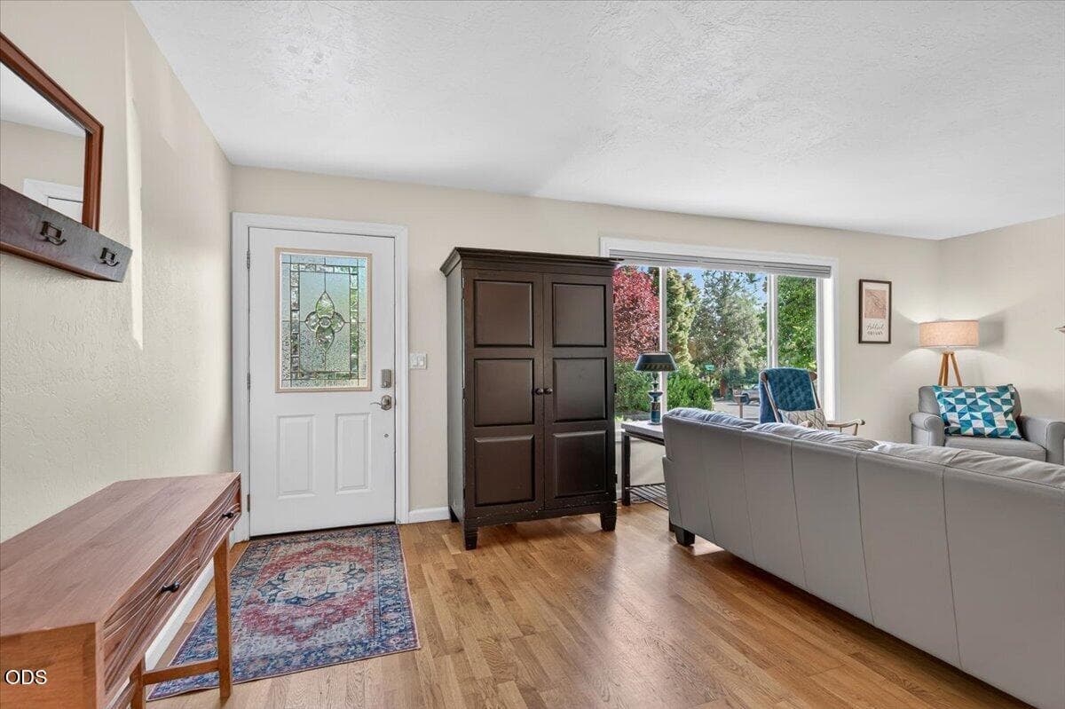 Photo of 2334 Black Oak 5 of 37