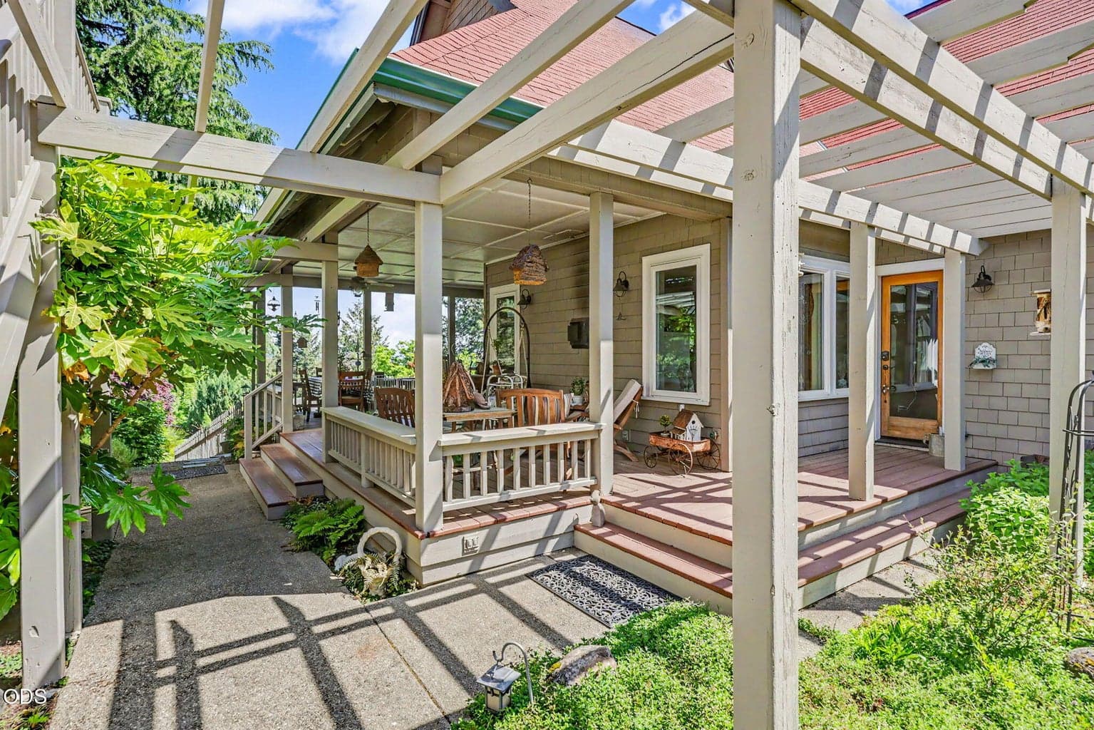 Covered side porch