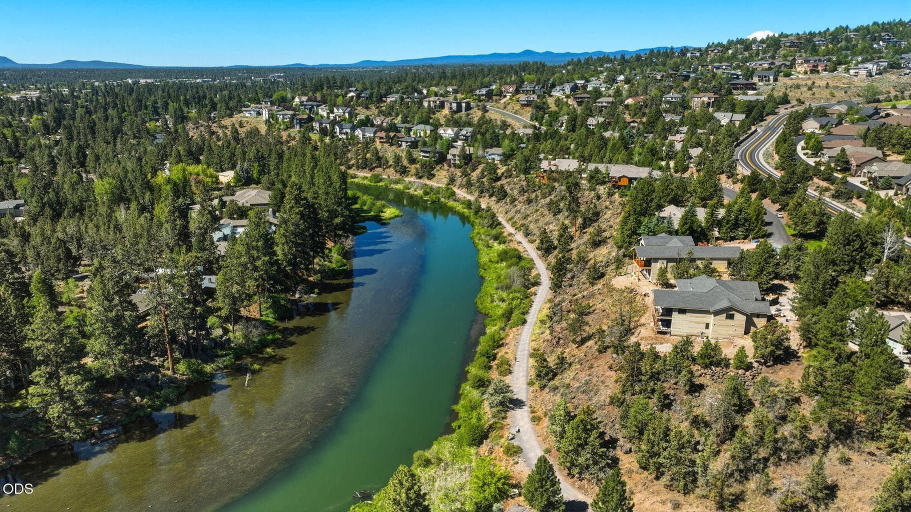 Private community access to Deschutes River Trail