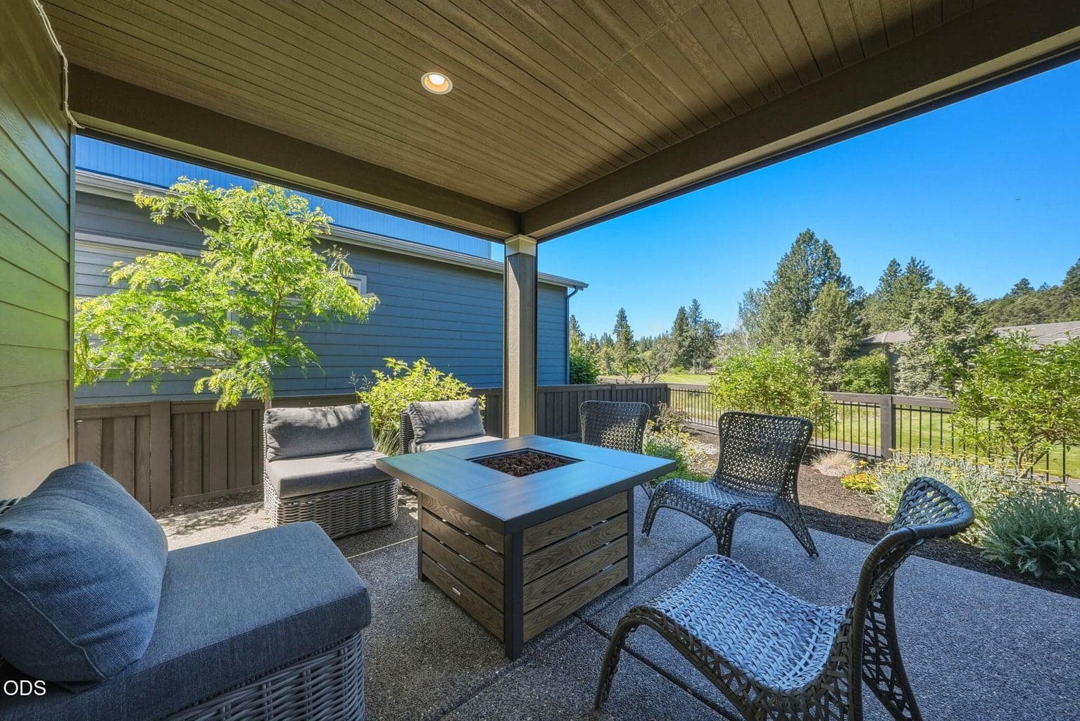 Photo of 2627 NW Rippling River Court 27 of 48