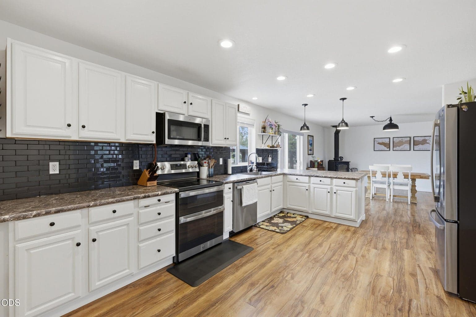 Photo of 4444 NE 40th Street 7 of 33