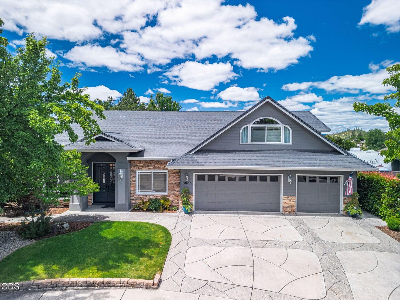 Photo of 1085 Oak Grove 2 of 74