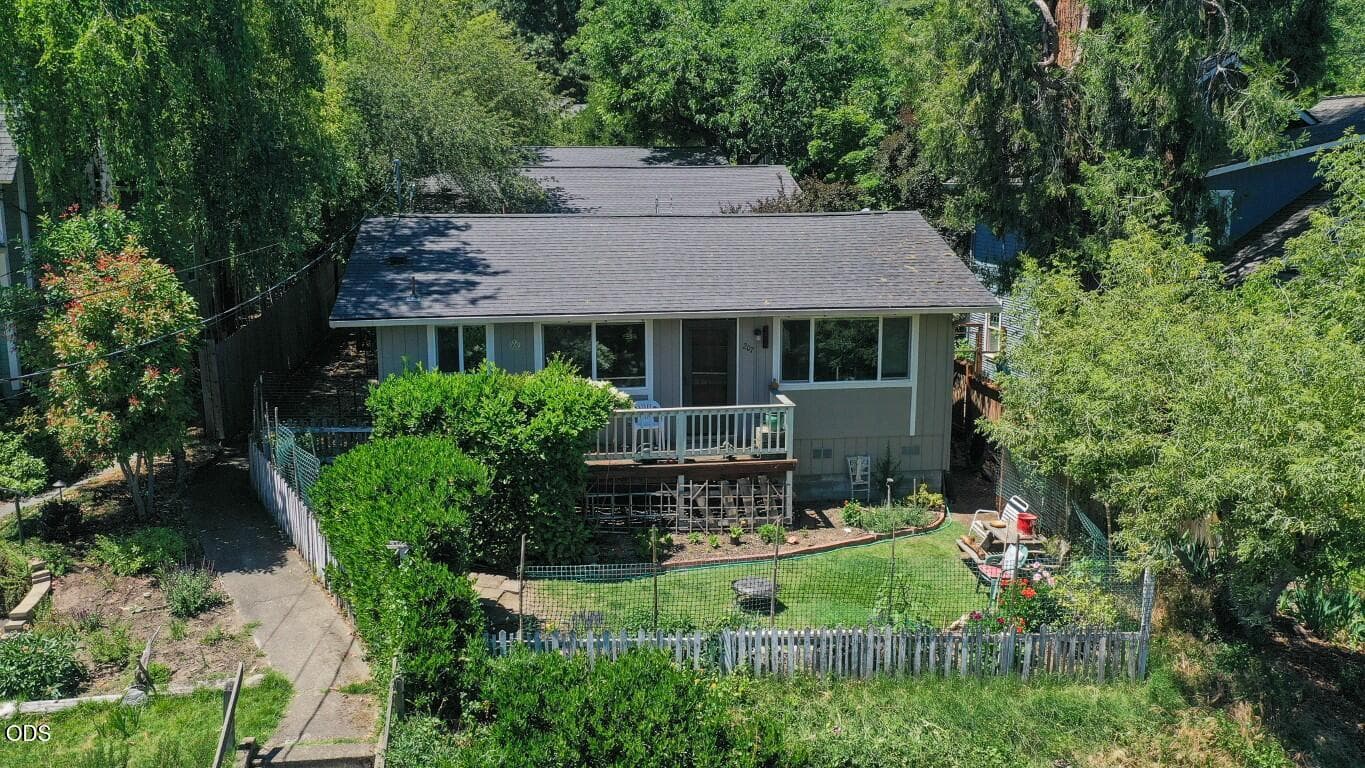 Photo of 207 Gresham 2 of 18