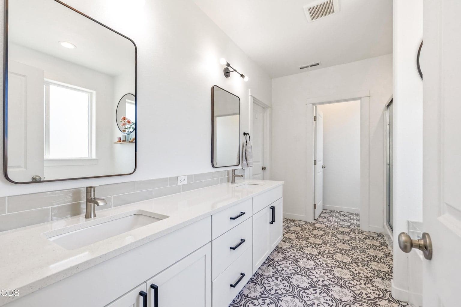 Photo of 2467 NE Sunset View Lane 16 of 42