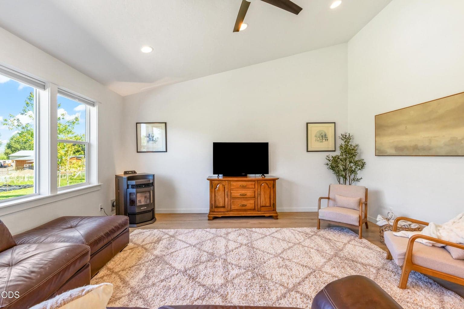 Photo of 2467 NE Sunset View Lane 7 of 42