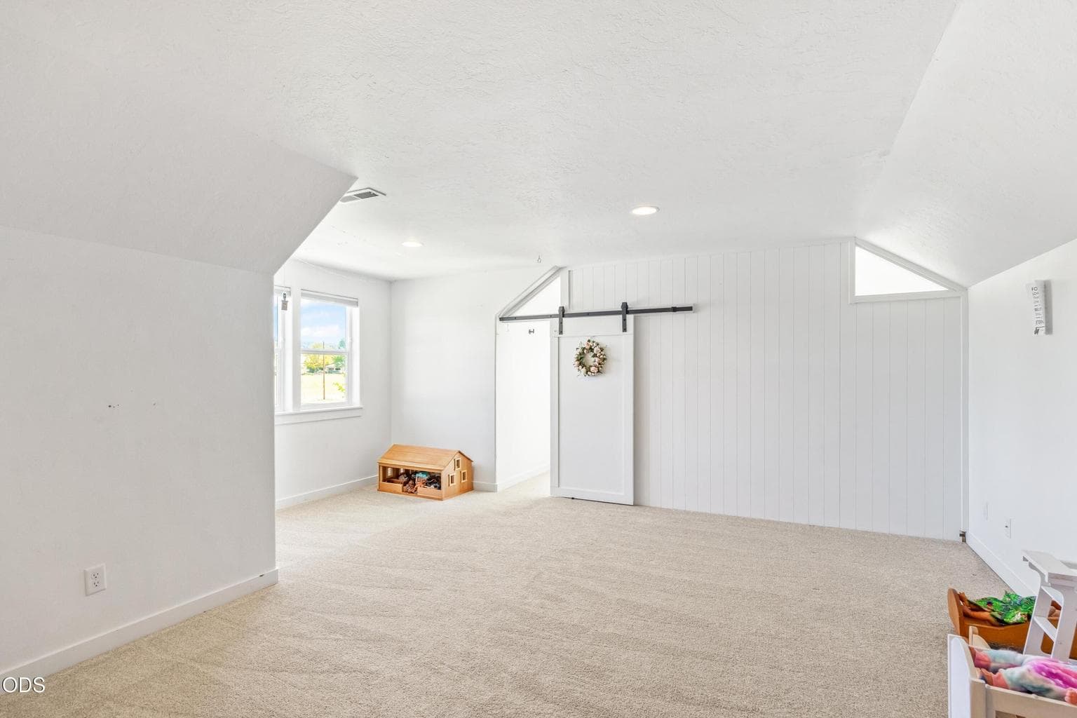 Photo of 2467 NE Sunset View Lane 26 of 42