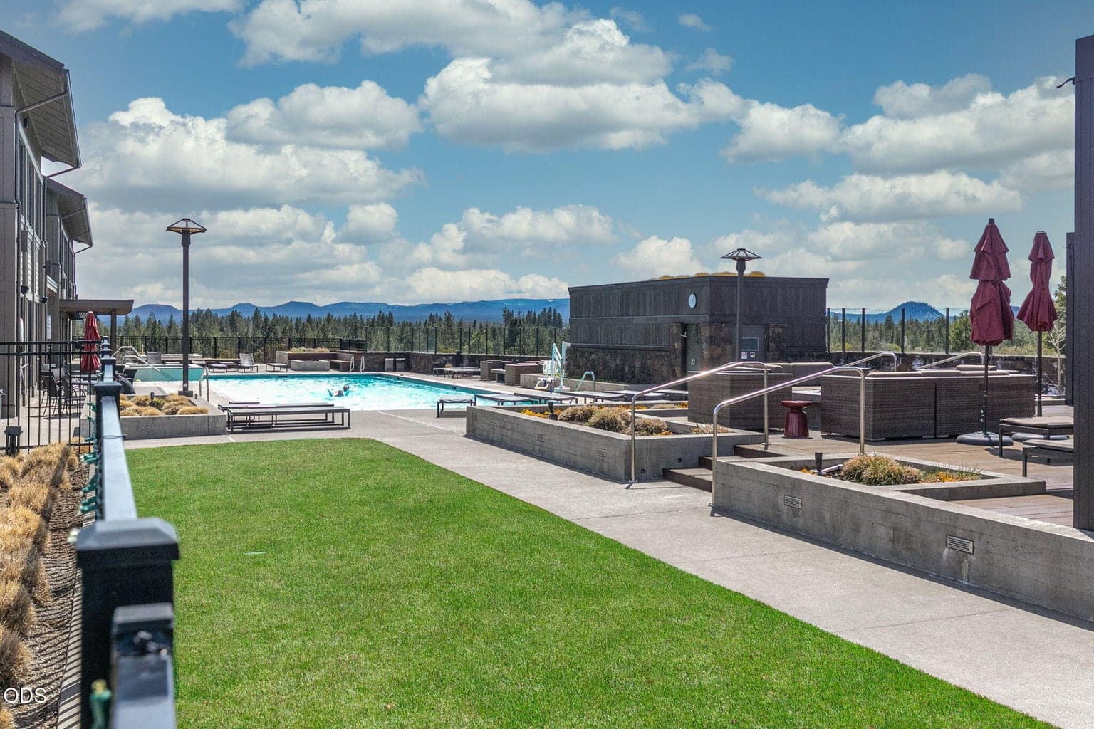 Hot tubs, Cabanas, Food & Drink Service, Locker Rooms