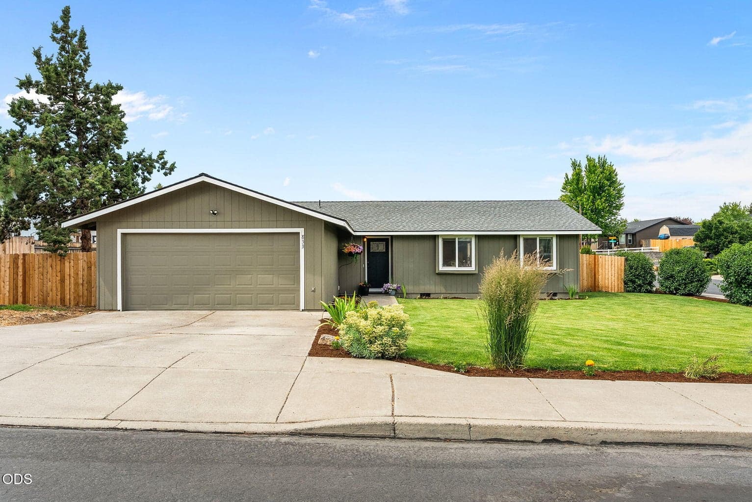 Photo of 833 Maple 3 of 44
