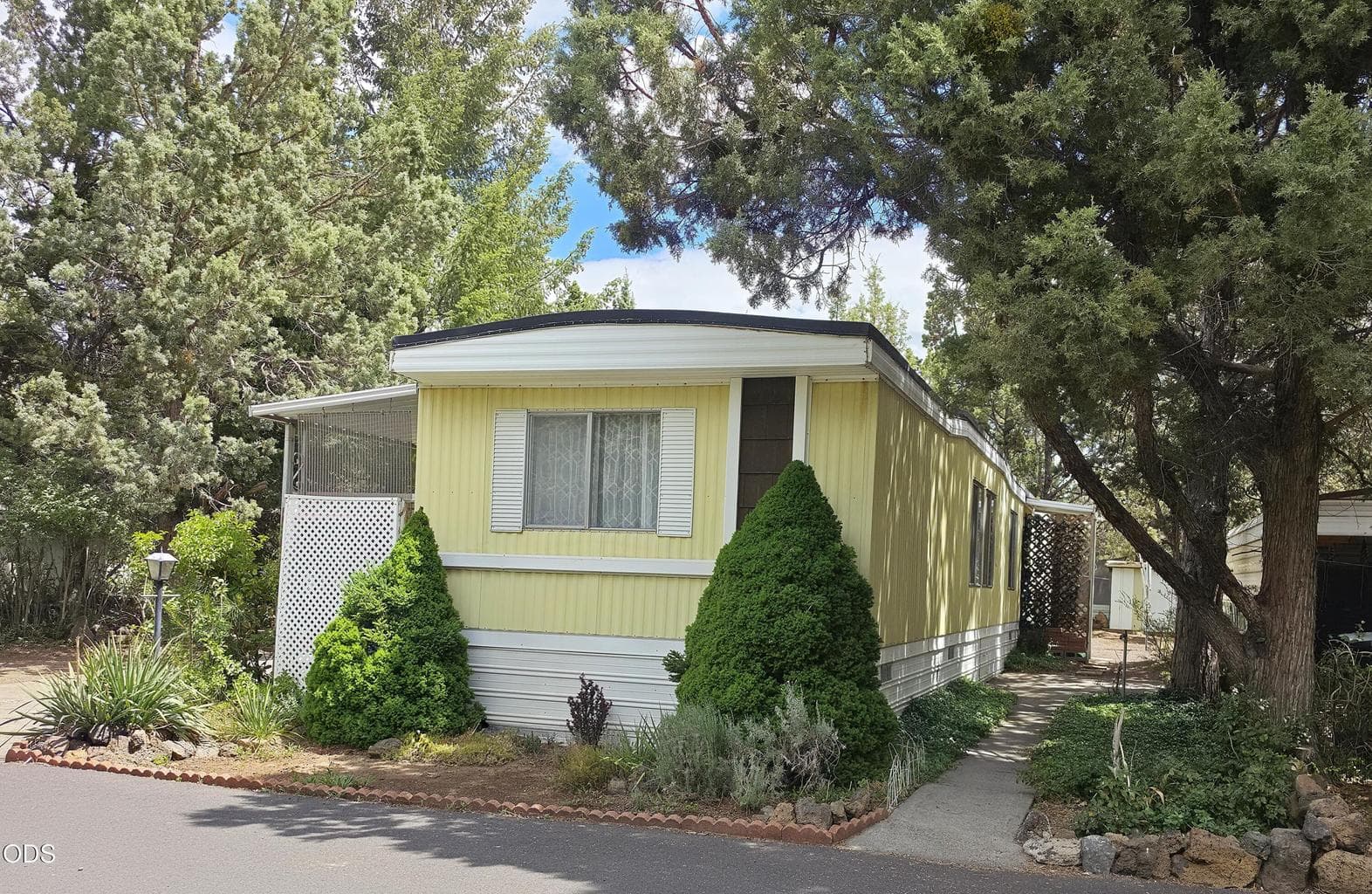 Well cared for home in a quiet 55+ Park