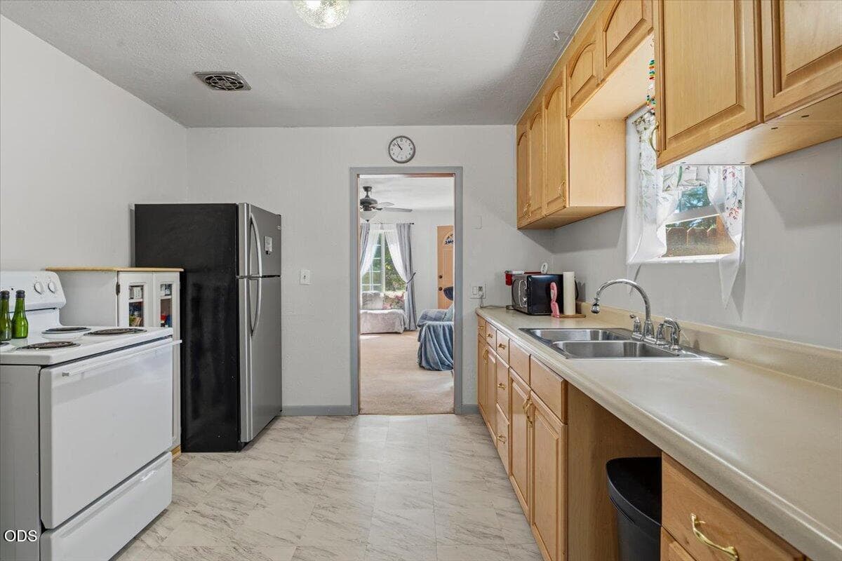 Photo of 303 NW Birch Avenue 8 of 28