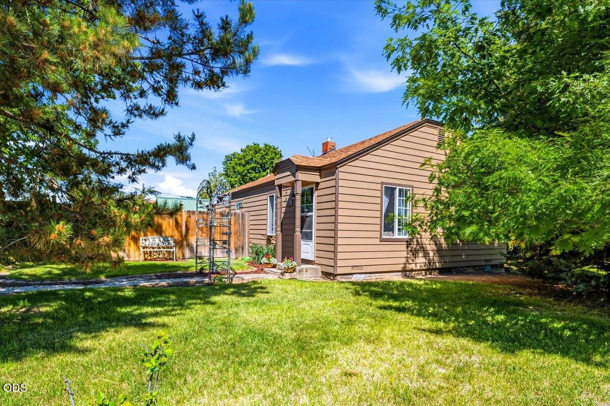 Photo of 303 NW Birch Avenue 15 of 28