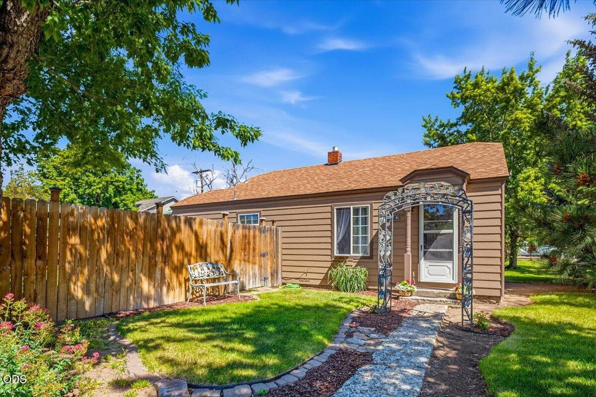Photo of 303 NW Birch Avenue 16 of 28