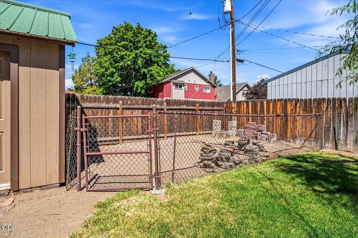 Photo of 303 NW Birch Avenue 21 of 28
