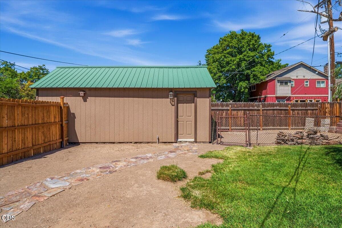 Photo of 303 NW Birch Avenue 22 of 28