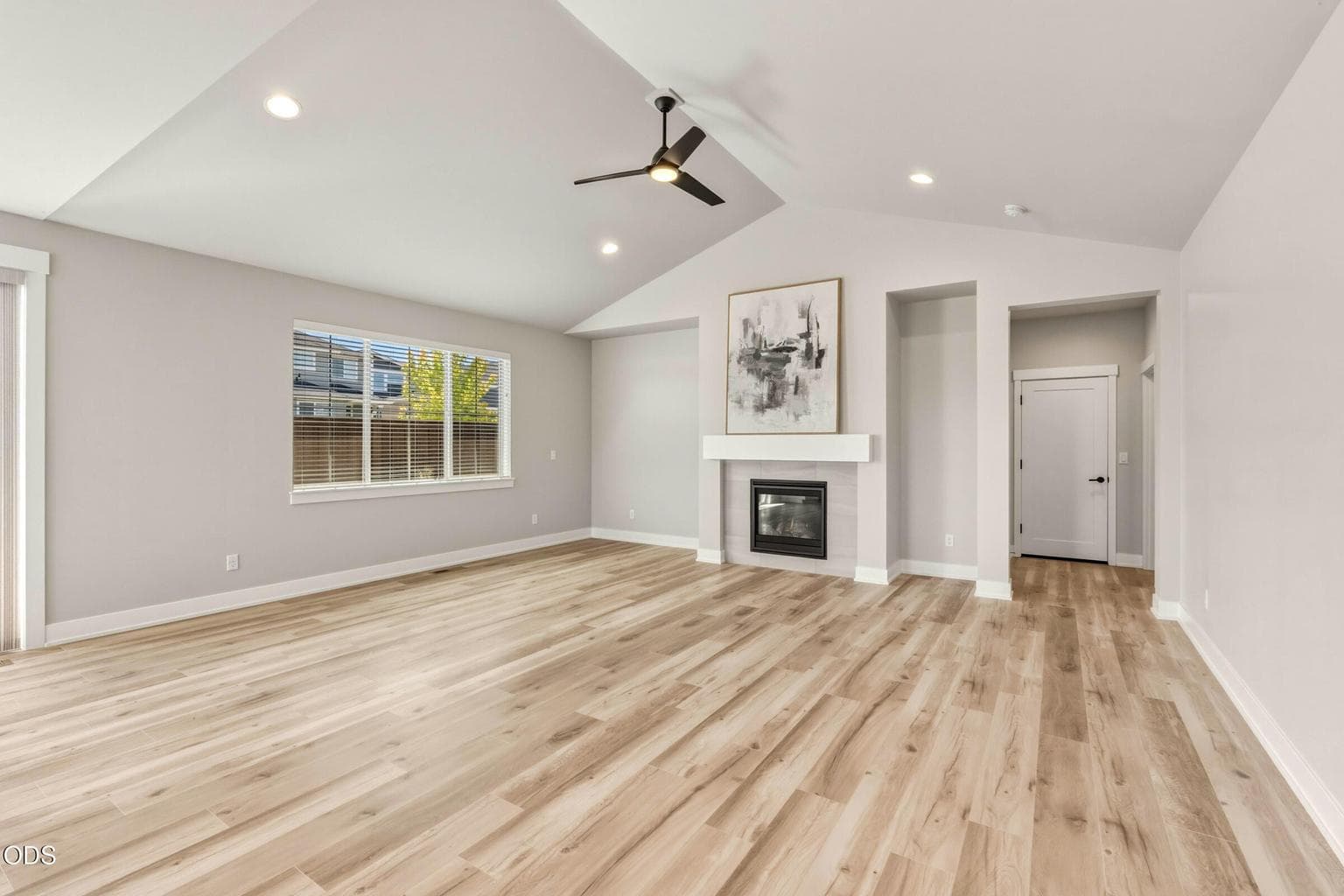 Photo of 3741 Petrosa 5 of 42