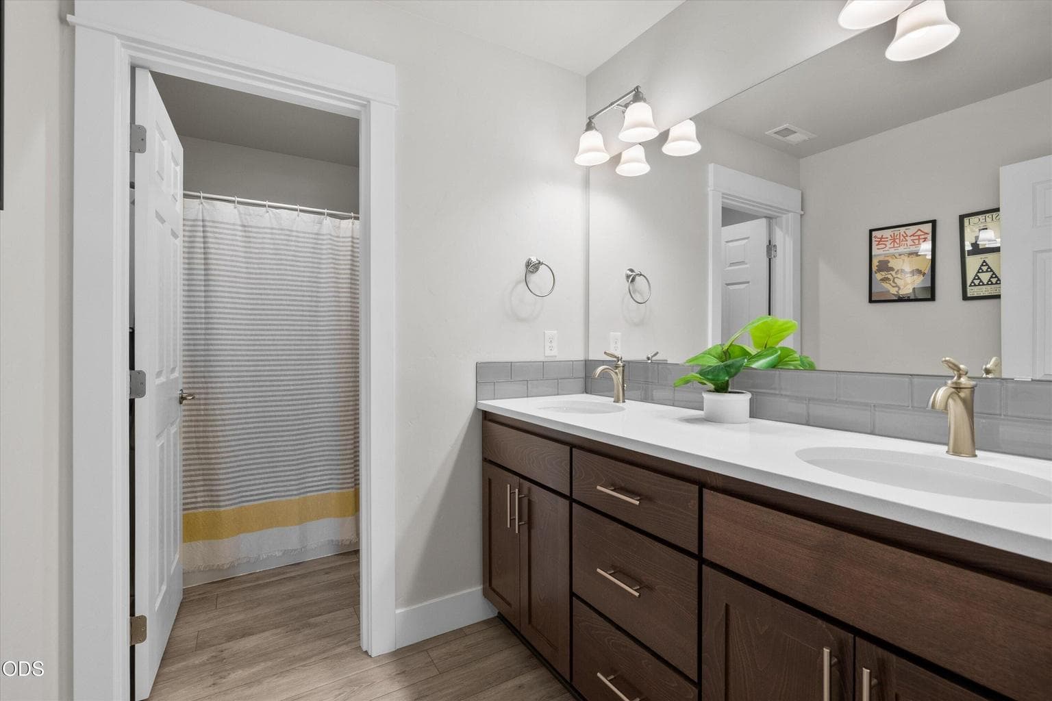 Double vanity in main bathroom