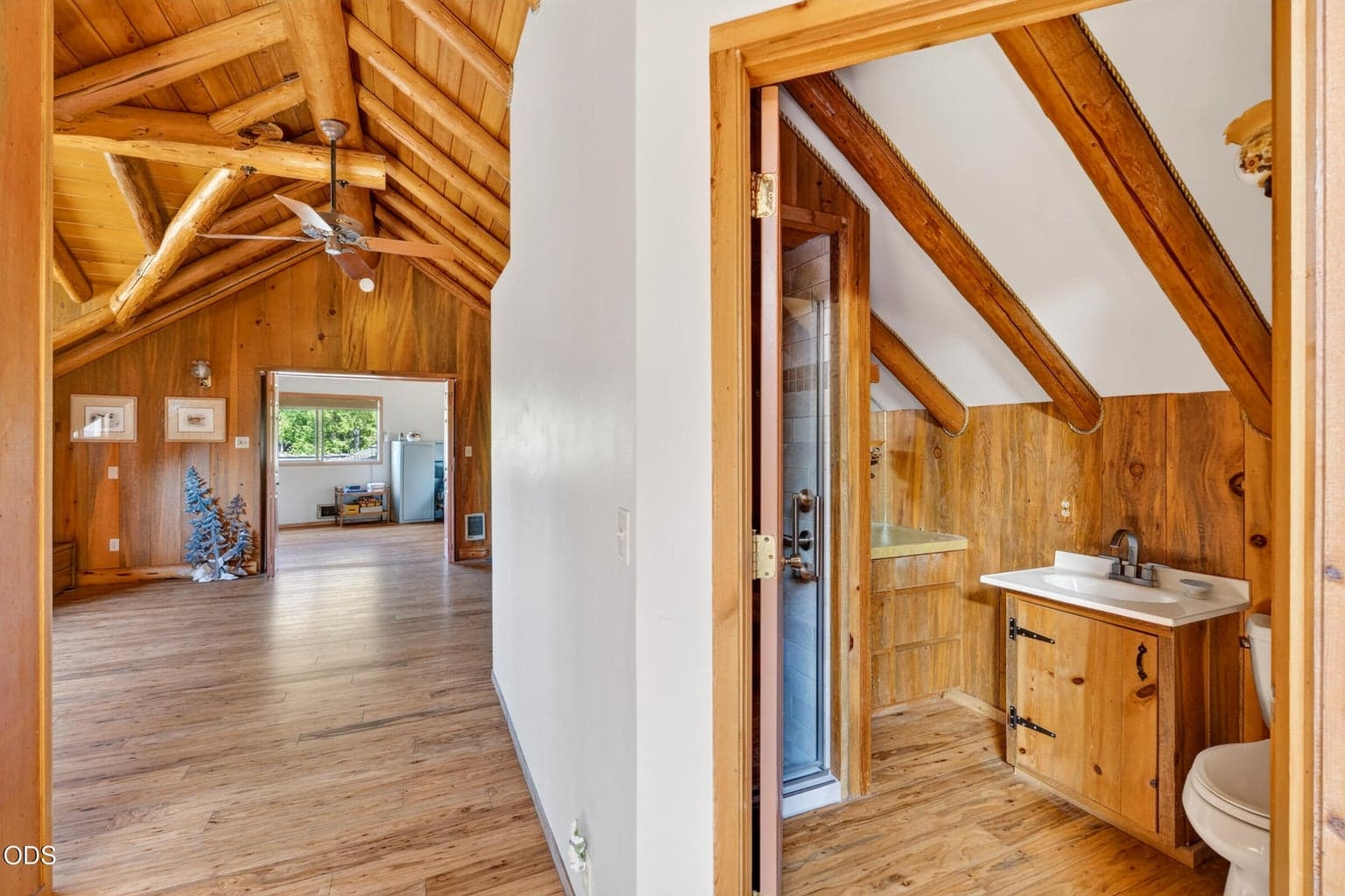 Upper level full bath