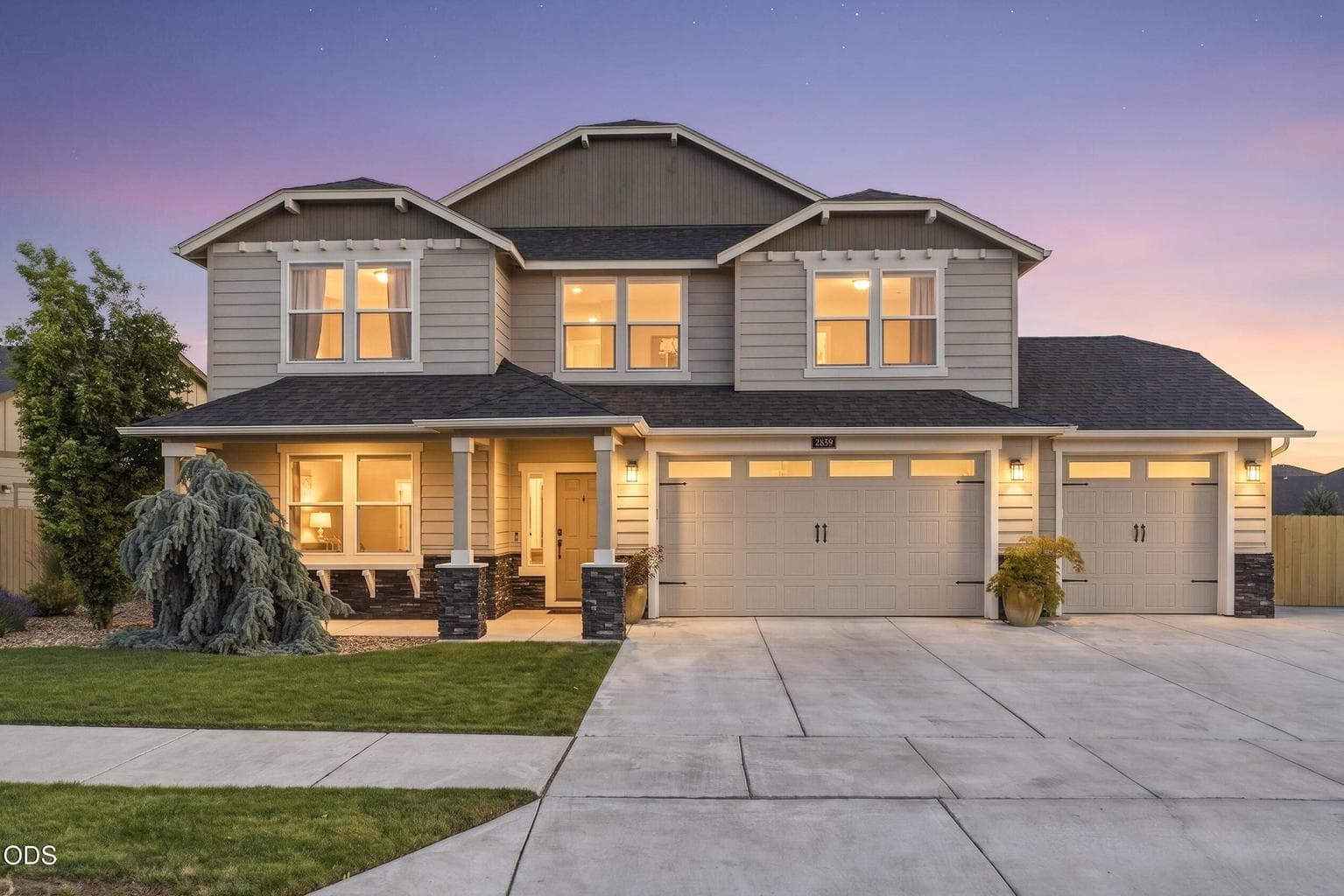 Beautiful home with Cascade mountain views, 3 car garage and RV parking