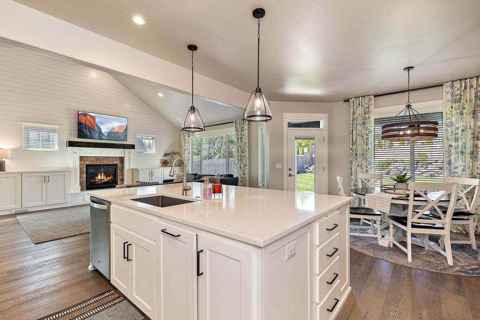 Pendant Light Accept the Center Island