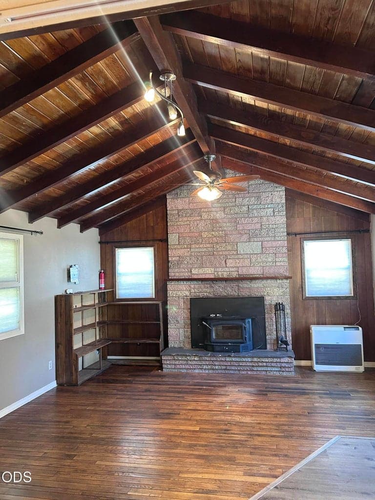 Living Room/Fireplace