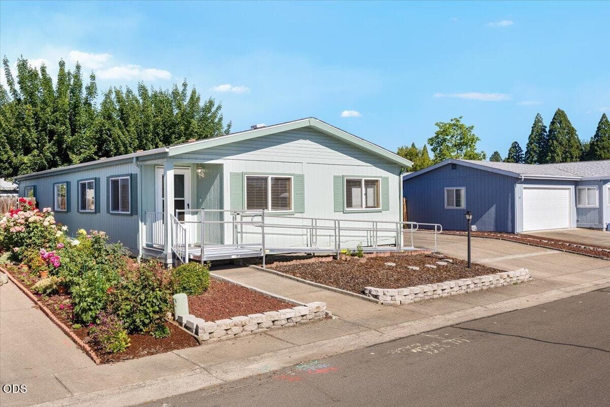Photo of 555 Freeman 2 of 24