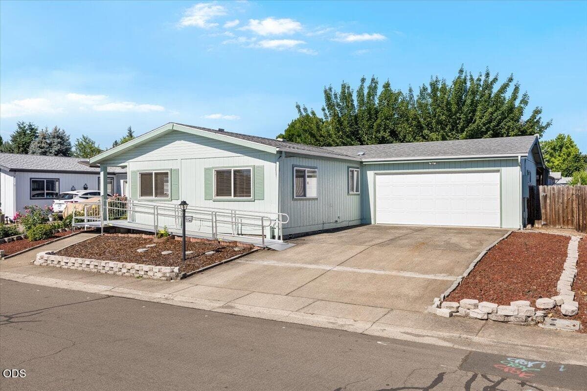 Photo of 555 Freeman 3 of 24