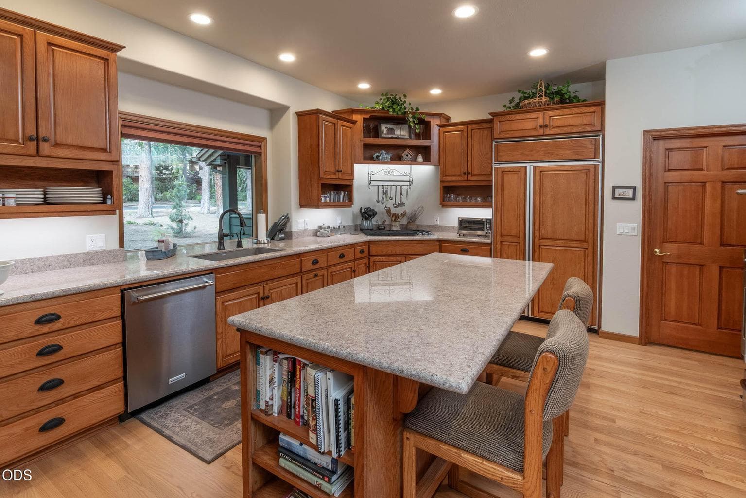 Gormet kitchen with prep bar and seating space