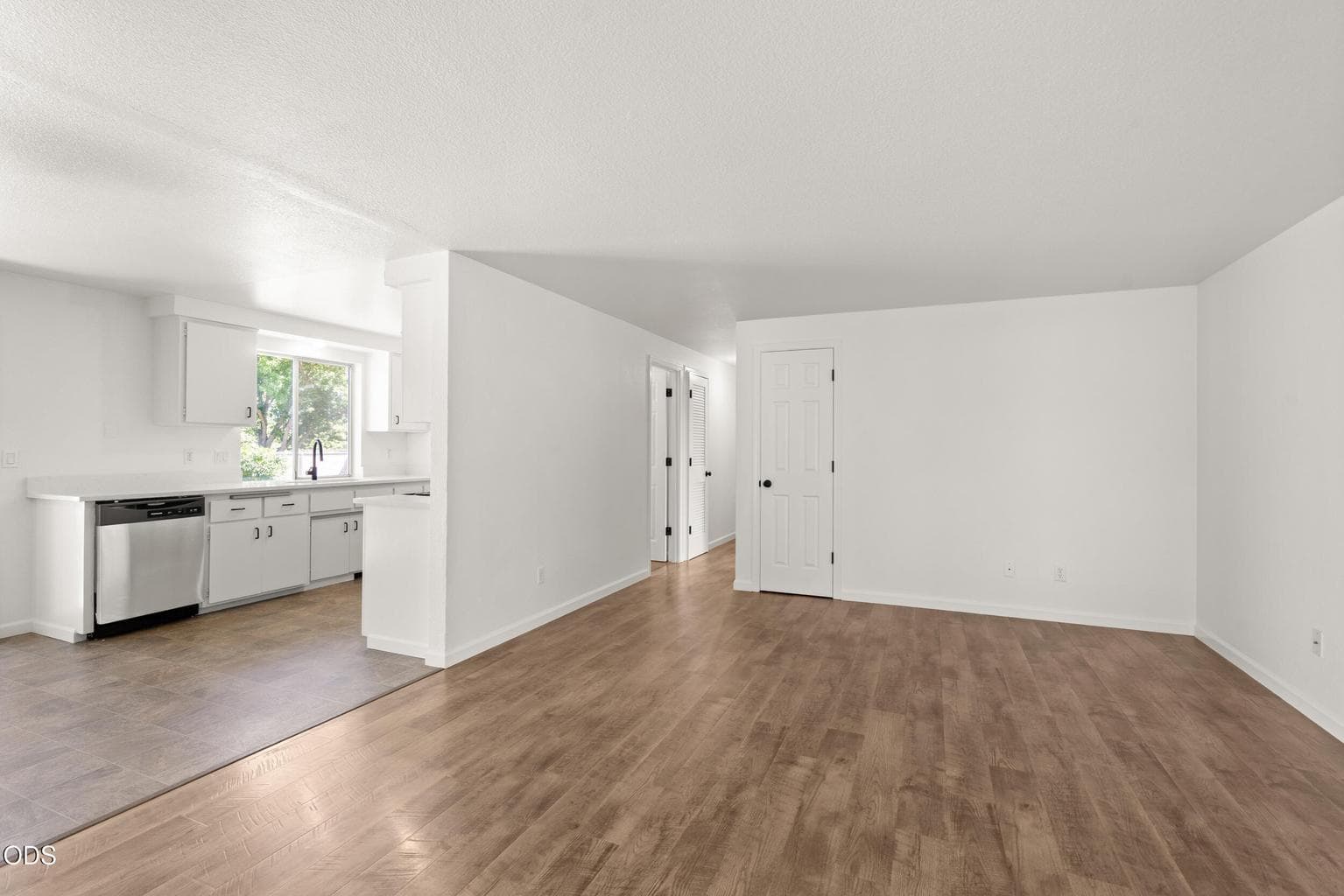 Photo of 557 Glenn 4 of 28