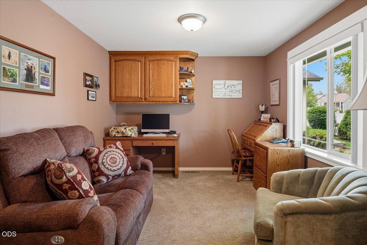Office / Den Sewing room? Hobby room?