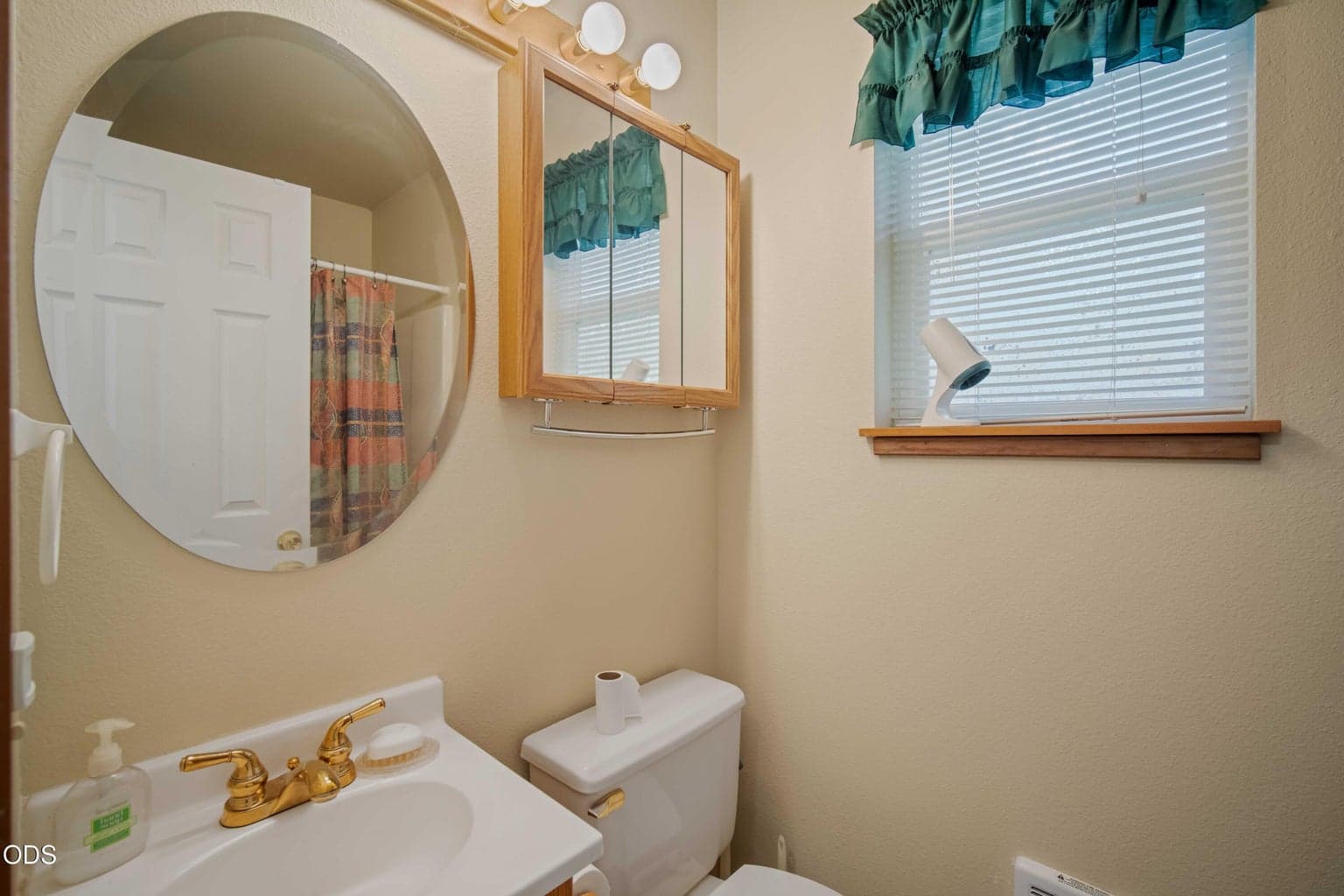 The private bathroom serving the separate guest bedroom adds meaningful flexibility for overnight visitors or extended stays.