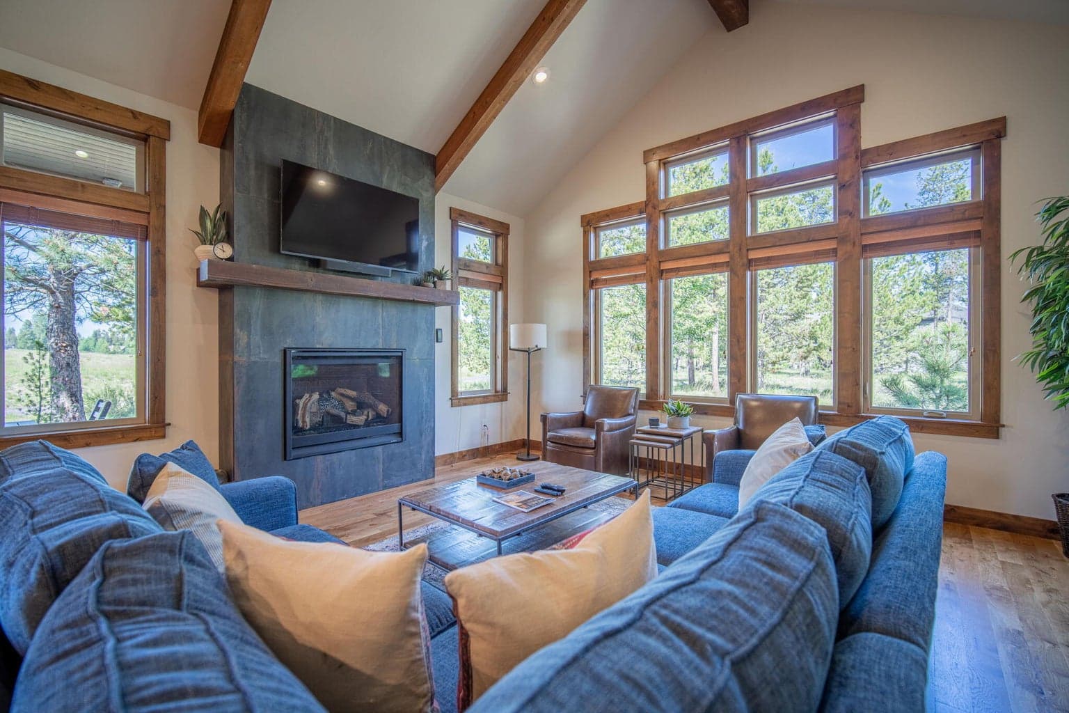 Premier location in the Caldera Springs community with views of Mt Bachelor and The Links course right out your back patio. The Lake House and Quarry Pool are adjacent to the links course.