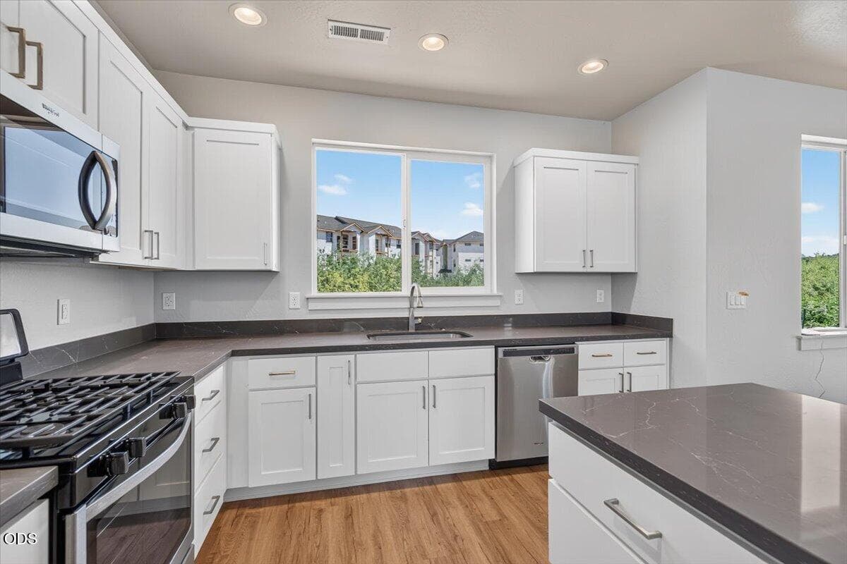 Photo of 3327 Kingsbury 5 of 27