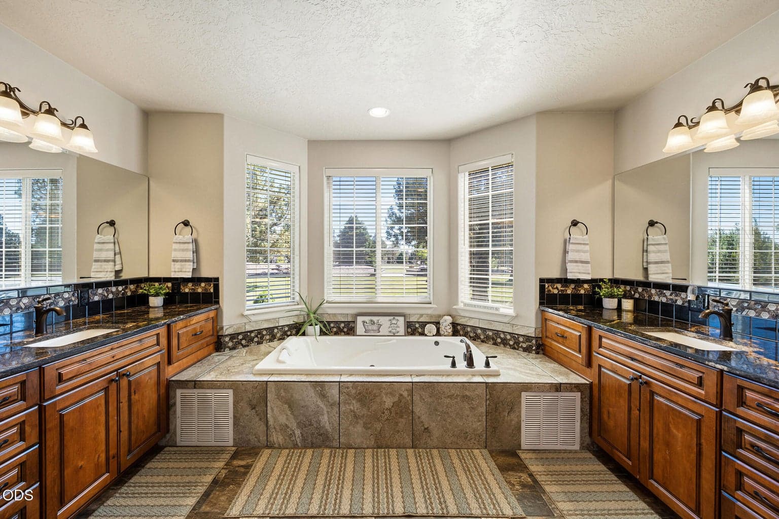 Photo of 21455 SW Young Avenue 30 of 88