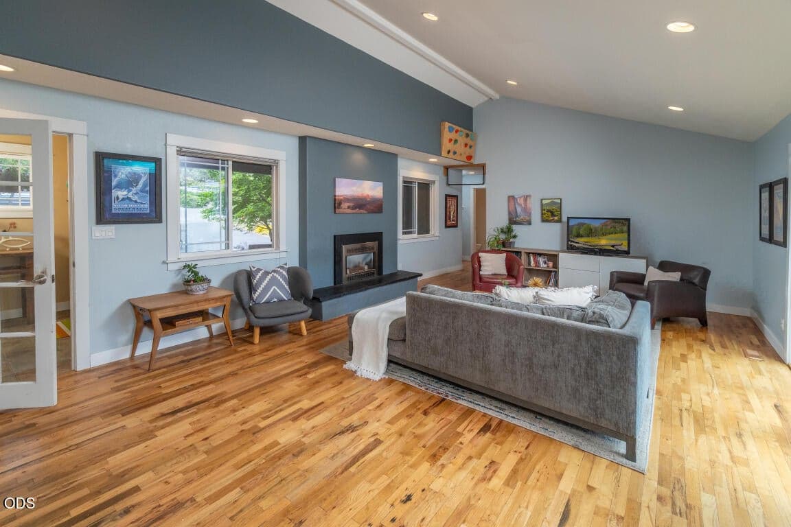 Photo of 1473 NW Quincy Avenue 7 of 30