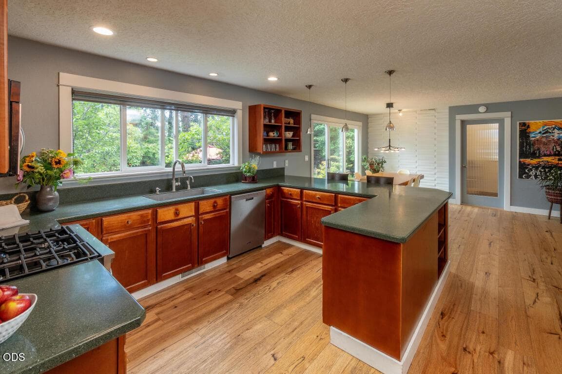Photo of 1473 NW Quincy Avenue 11 of 30