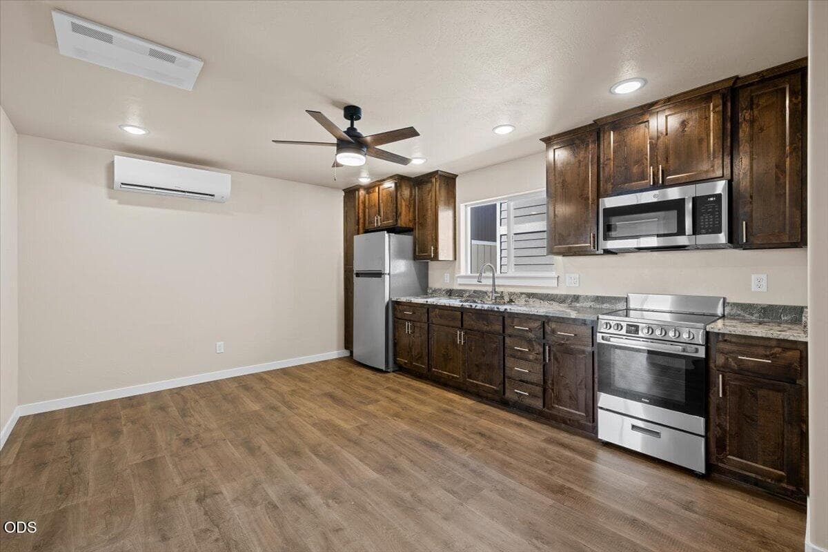 Photo of 7871 Houston 1 of 11