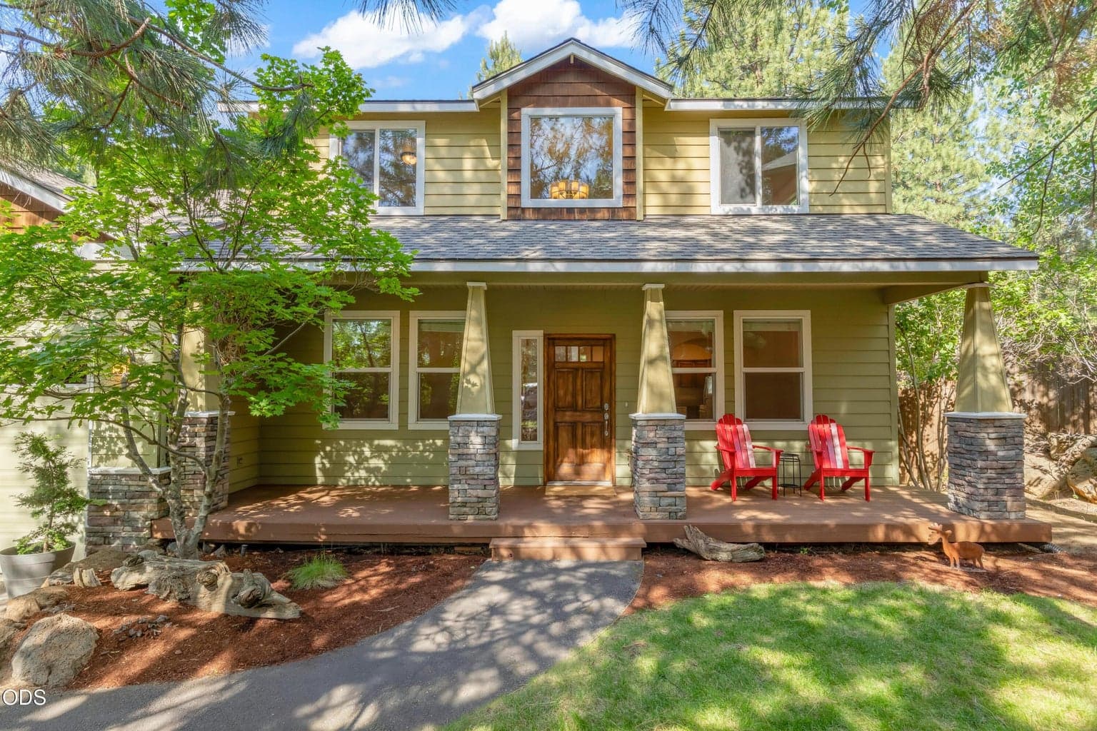 Quintessential "Bend" porch! Soak it in anytime of day or night with friends or a good book and your favorite beverage.