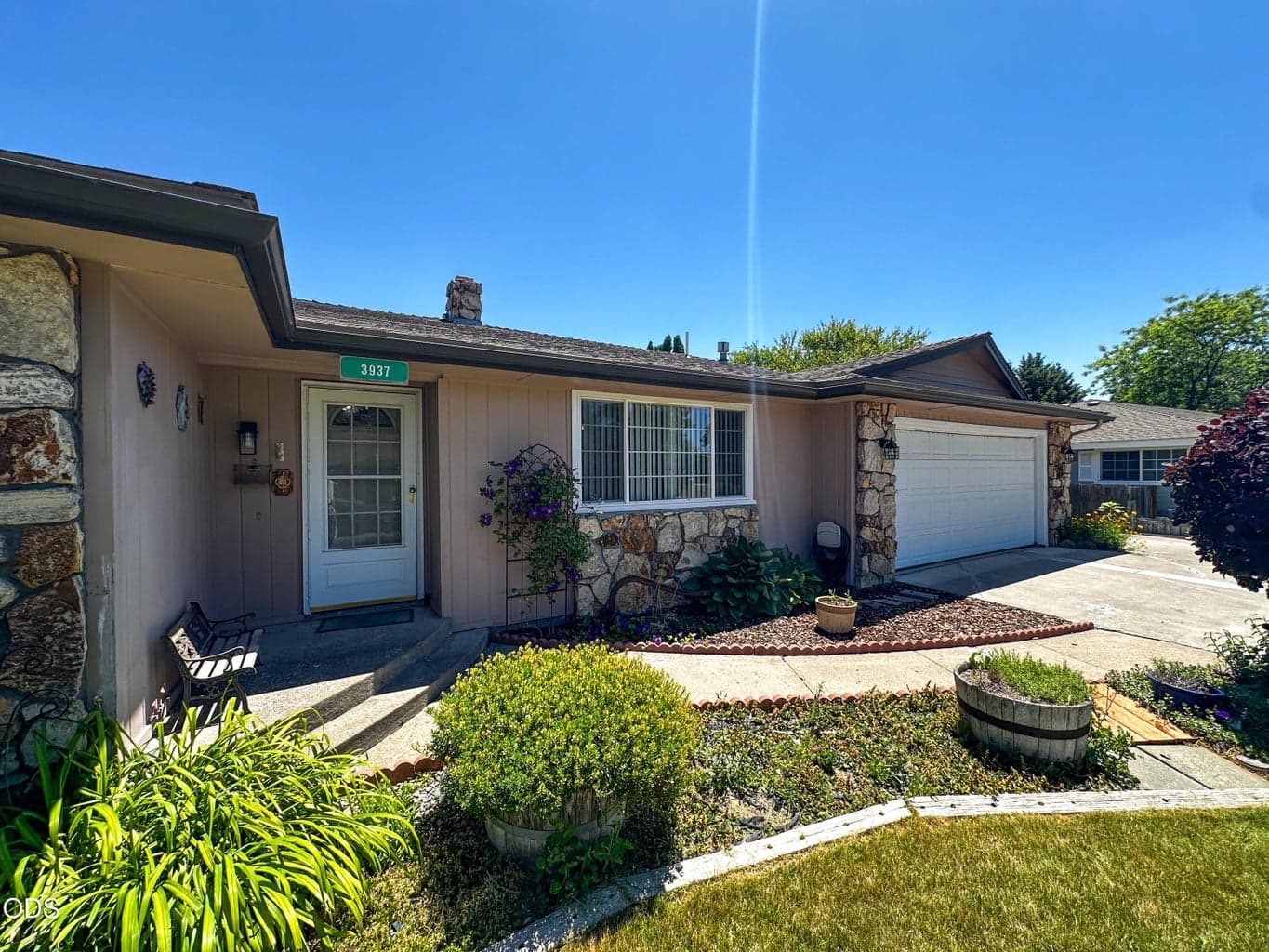 Photo of 3937 Rio Vista Way 2 of 40