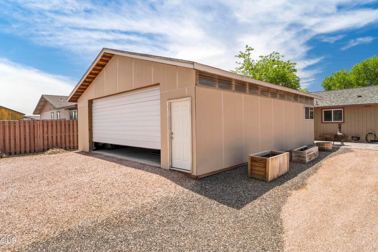 Automatic garage door. Power.