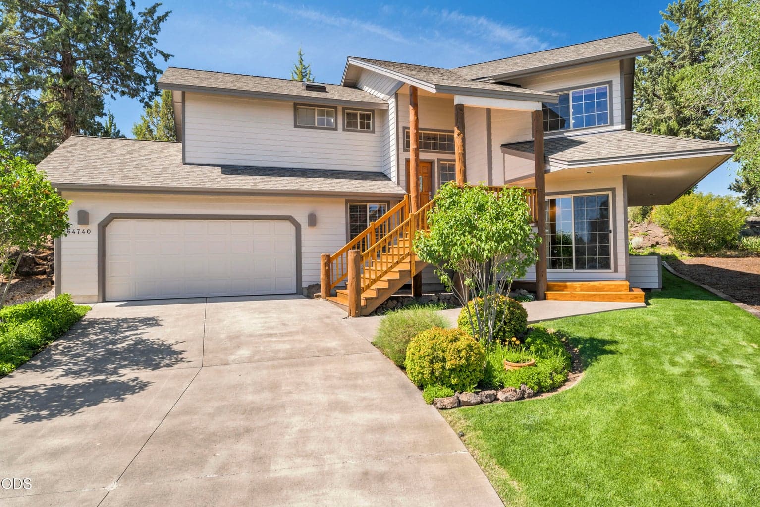 South-facing driveway - helpful in the winter snow!