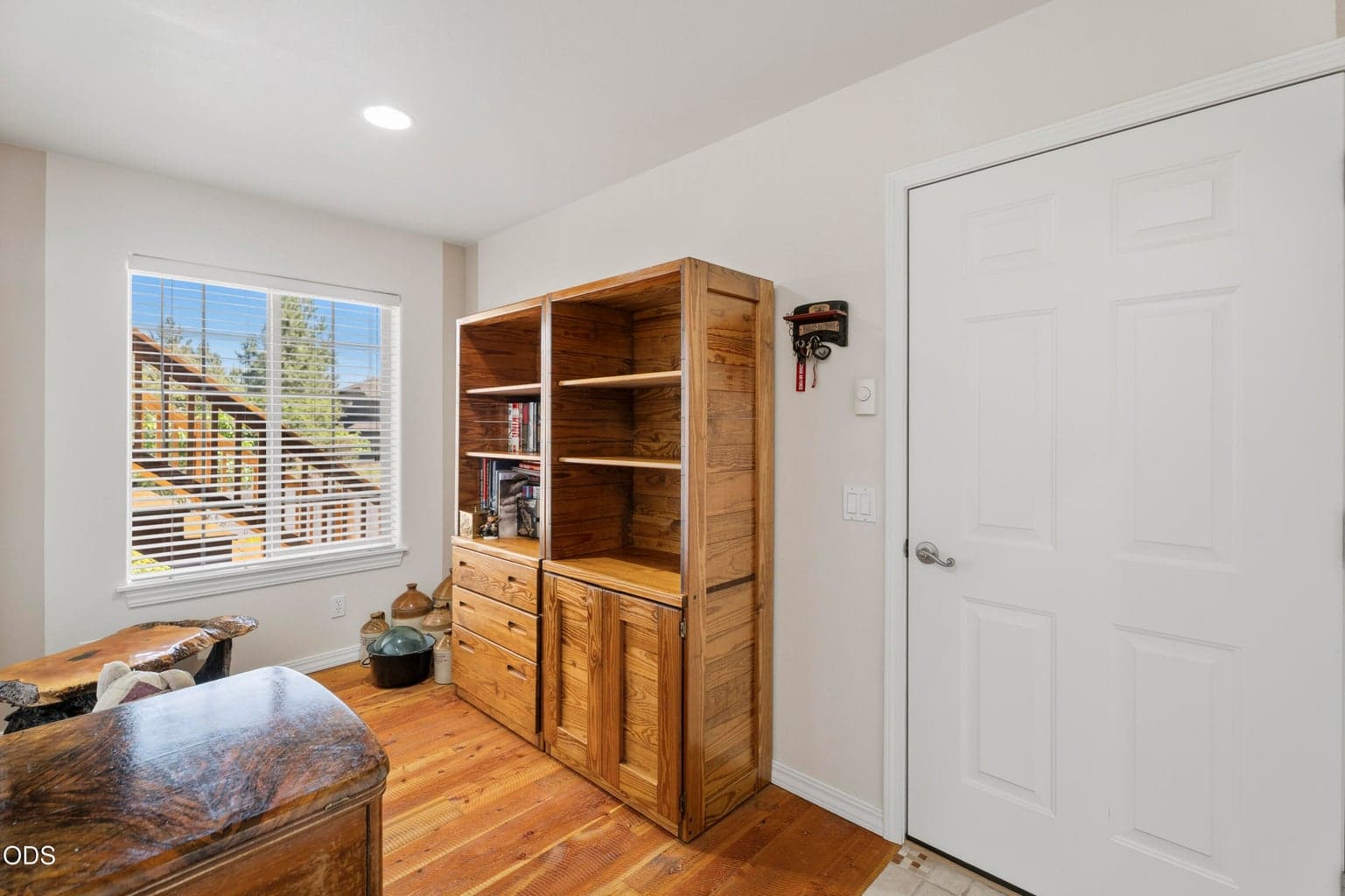 Bonus/office area between stairs and garage
