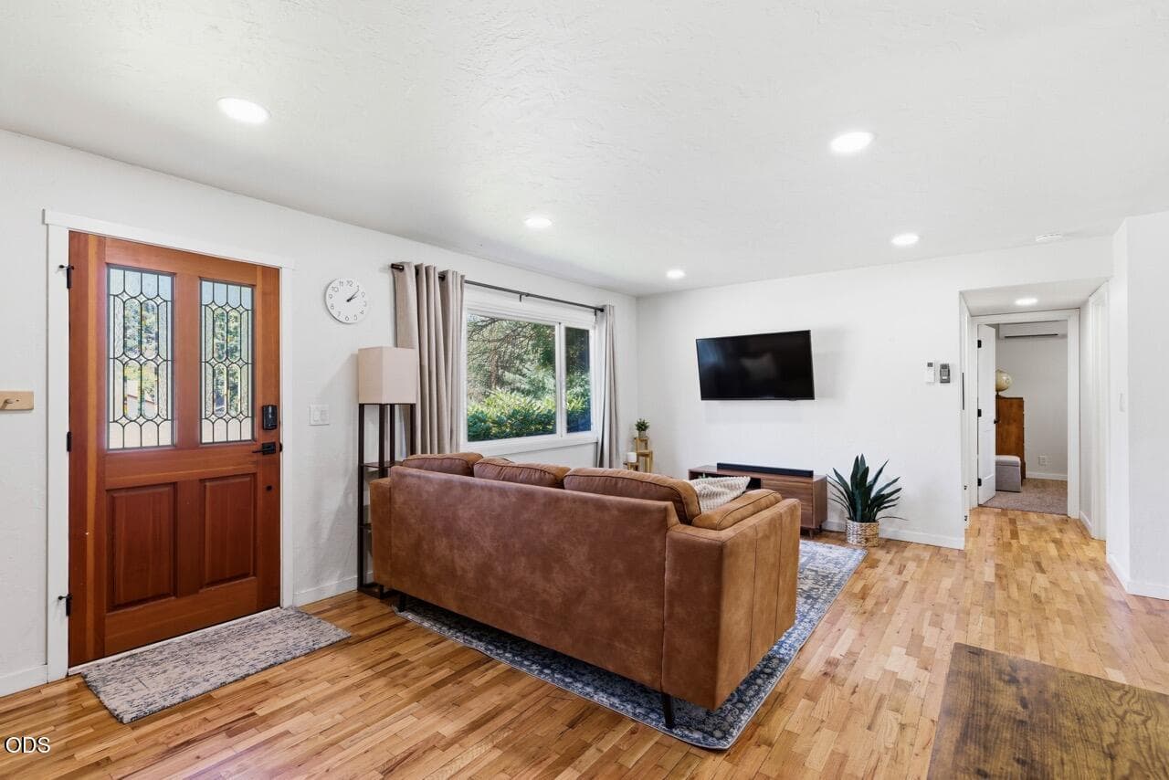 Photo of 1422 Hillcourt 5 of 41