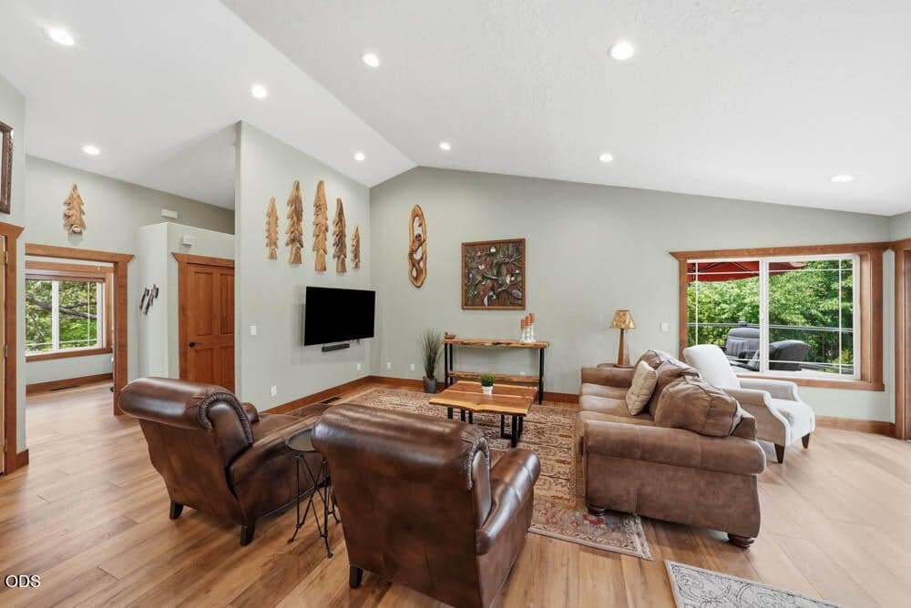 Photo of 63225 Stonewood Drive 9 of 48