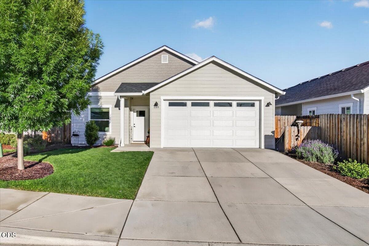 Photo of 689 Heber 1 of 28